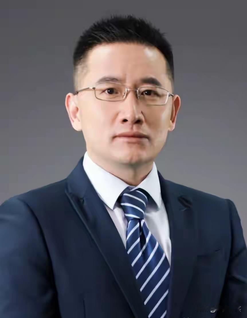 祖雄兵的眼睛虽然不能说是浓眉大眼，但也是双目炯炯有神，激情四射，望眼欲穿，加上一