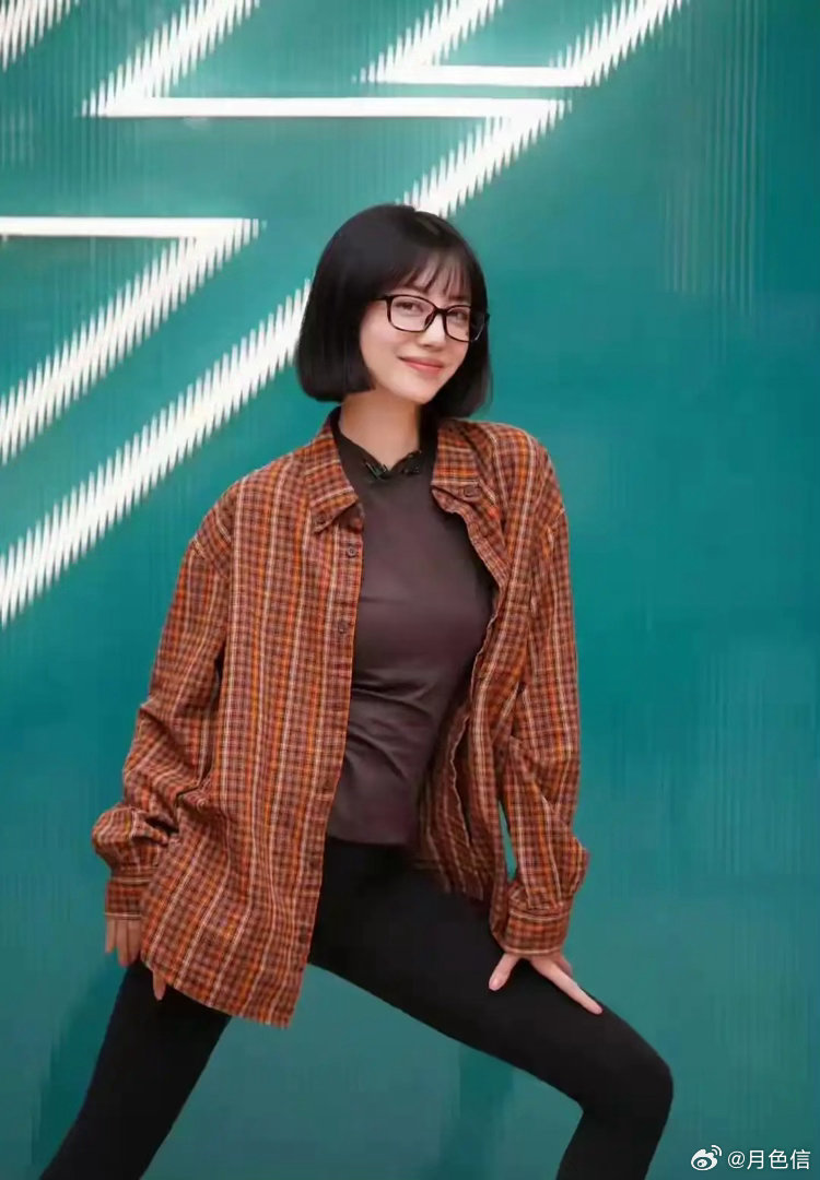 李溪芮这双腿，简直是老天追着喂饭吃的艺术品！​​​