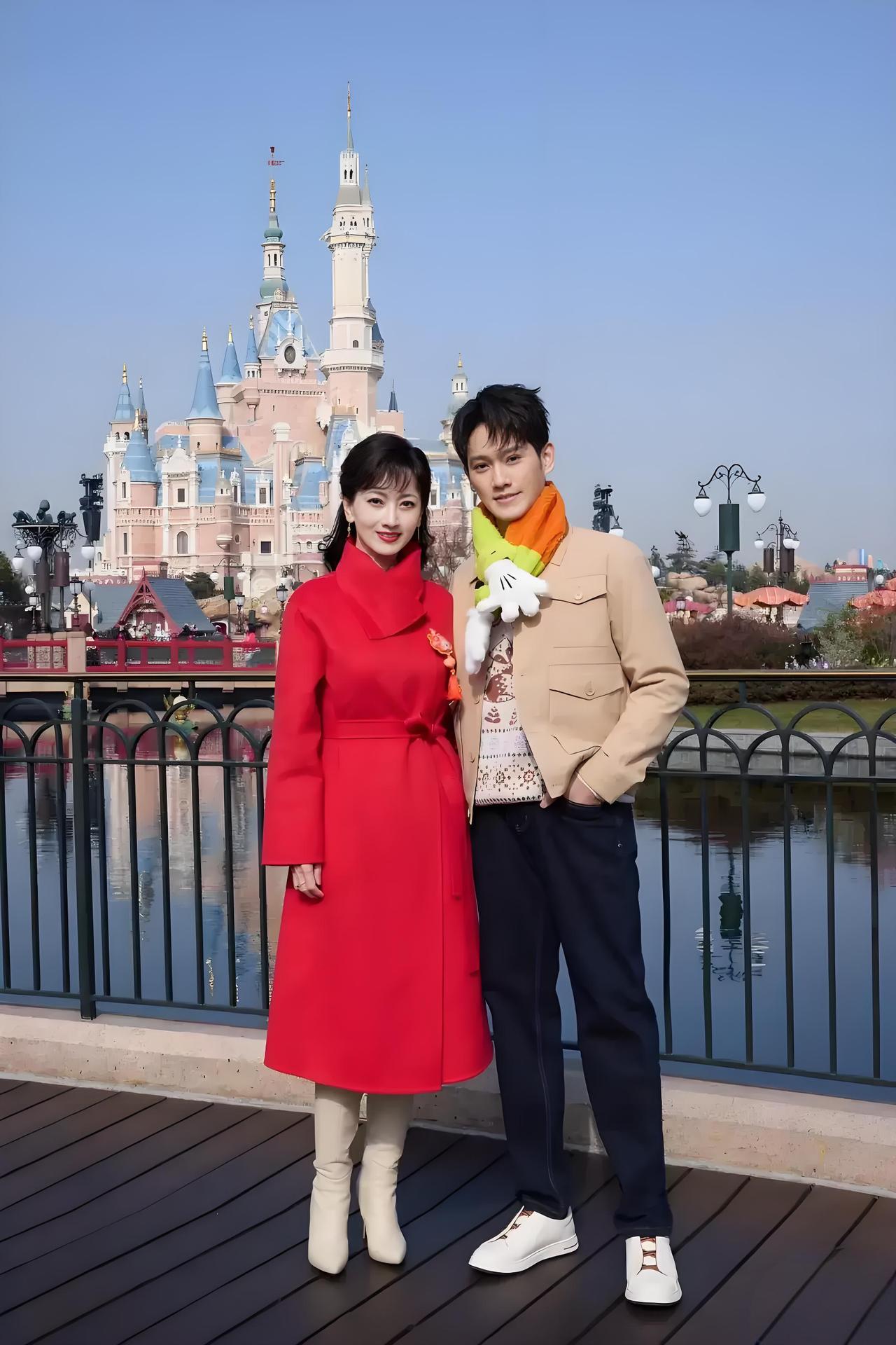 赵雅芝的儿子绝对是中了基因彩票了，完美继承了老爸的大长腿和老妈的高颜值！