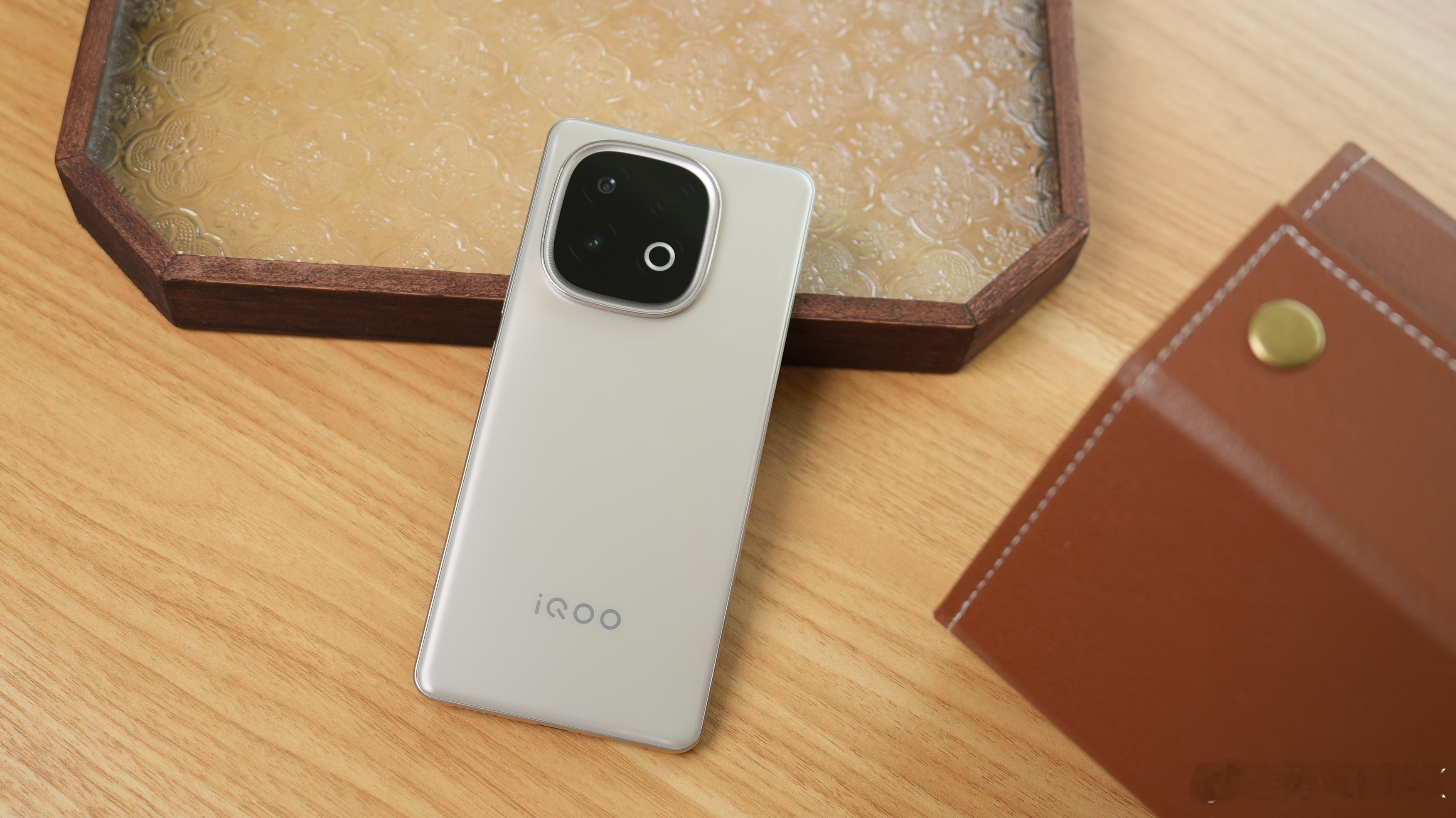 iQOOZ10Turbo到手，第一感觉很精致。虽然是7620毫安时大电池加持