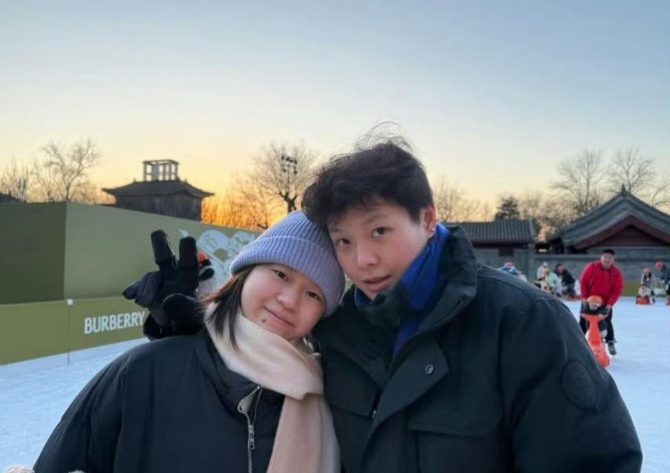 全红婵又去溜冰了[赞][笑着哭]！这次全红婵是和队友陈艺文、司雅洁一起去的，看