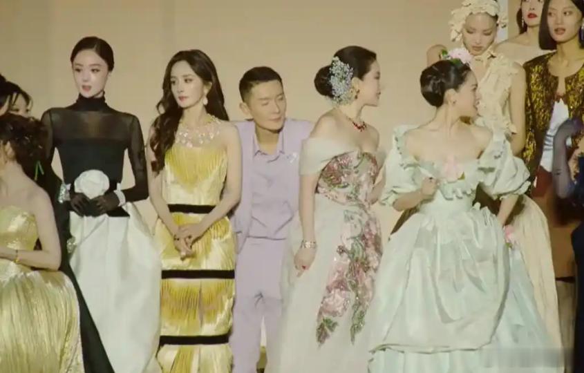 钟楚曦站位​以前是时尚芭莎站位的问题，那时候还是大咖级别，现在变成VOGUE，