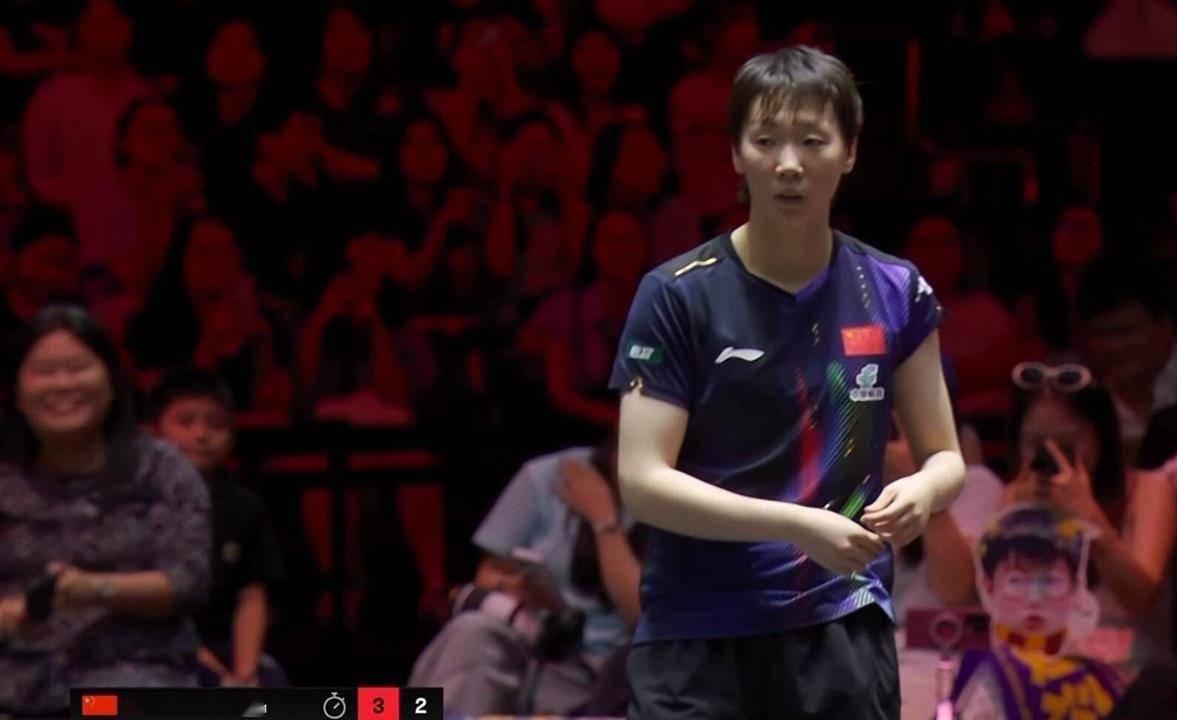 王曼昱球衣脱线火遍全网，赞助商：我该哭还是该笑😂WTT新加坡大满贯女单决