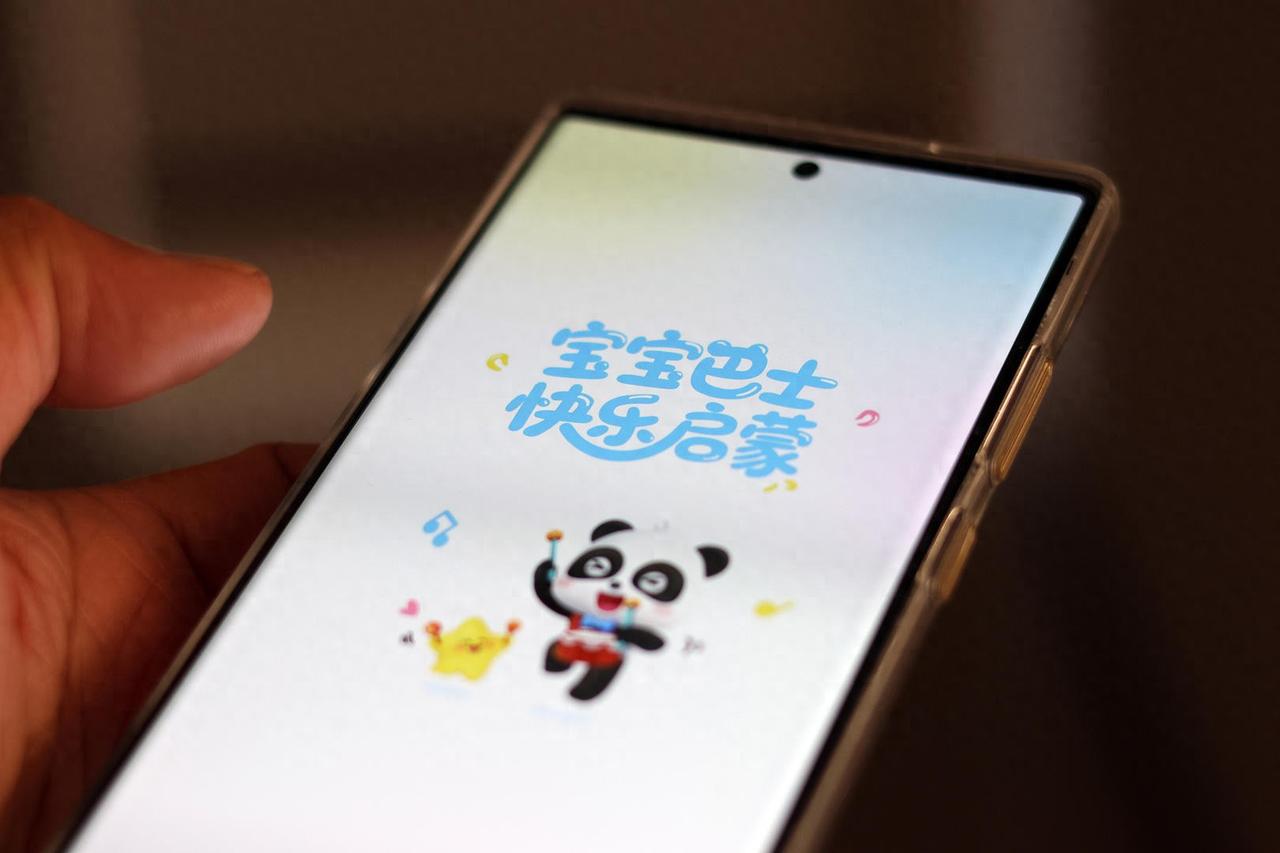 真是毫无底线！宝宝巴士开屏跳擦边广告！虚假关闭按钮点都点不掉，