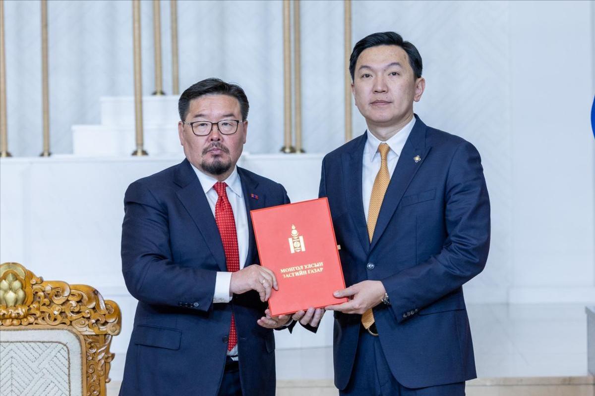 蒙古总理发狠了！取消所有大型活动，出国行程全冻结，过紧日子到年底。新总理乌切