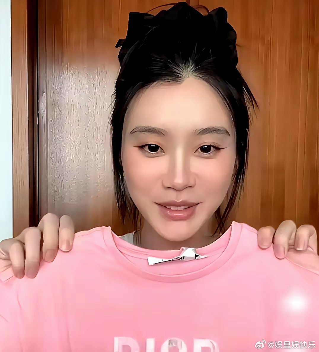 奚梦瑶花几千块给女儿买了一件DiorT恤，面料扎得孩子一穿。她说孩子不认识什么