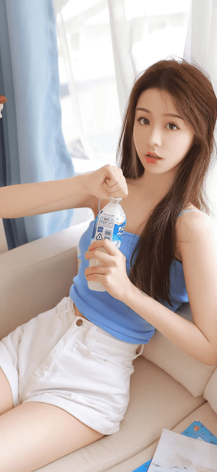 午休时女同事低声说：“哥，今晚我们约个会，假装的那种。”我无动于衷，女同事又说：