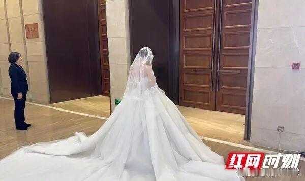 湖南：省委全会给婚礼让场子“得知省委全会确定在11月28日、29日召开，一方