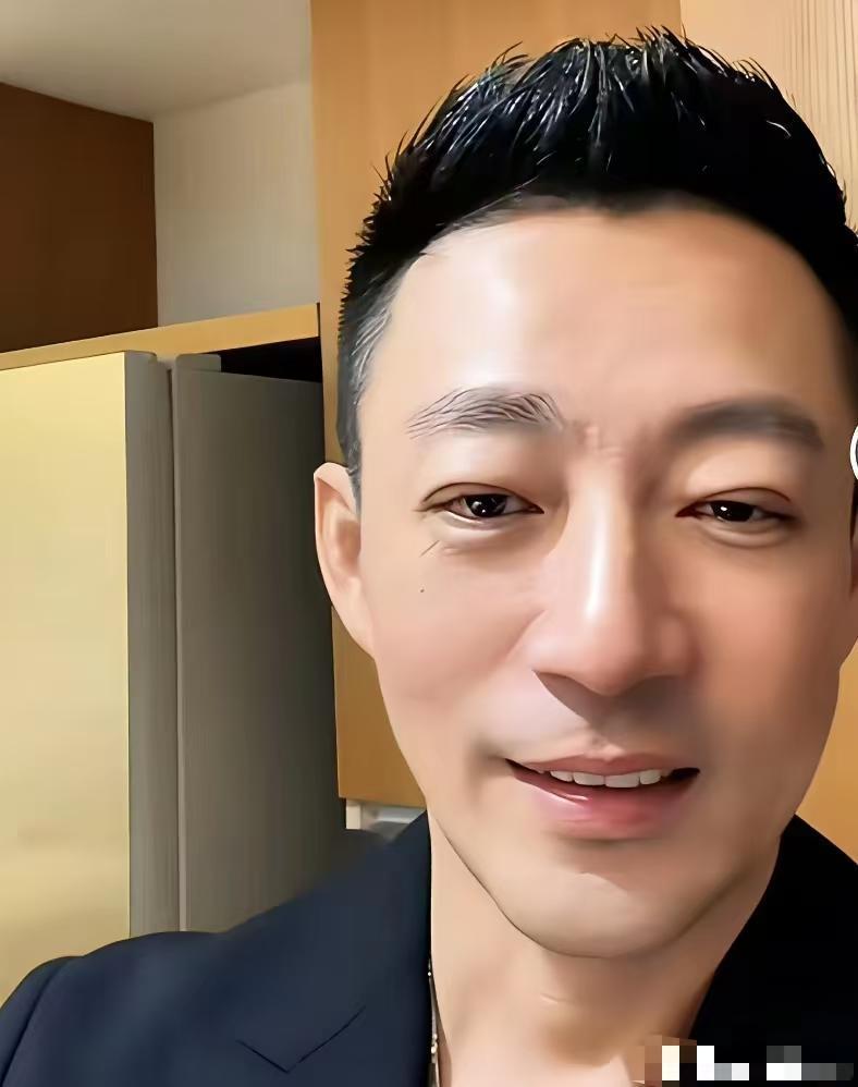 小菲高兴了！原因是他丹麦的朋友给他送了礼物，一个大老爷们一天天晒些琐碎破事。