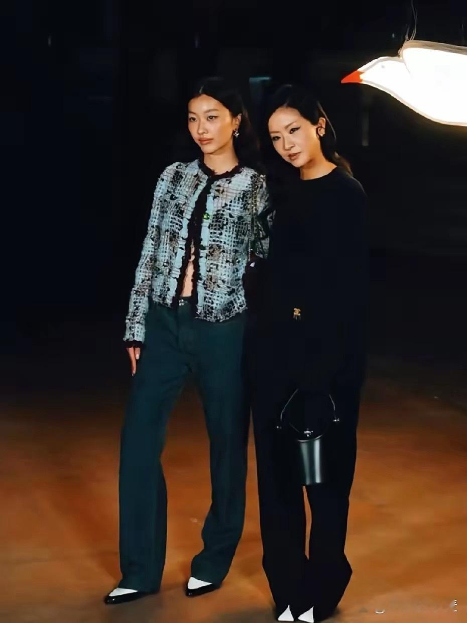 陈奕迅太太和女儿，现身巴黎时装周，参加香奈儿大秀！不得不说，她们家女儿，是长得像妈妈的，陈康堤和徐濠