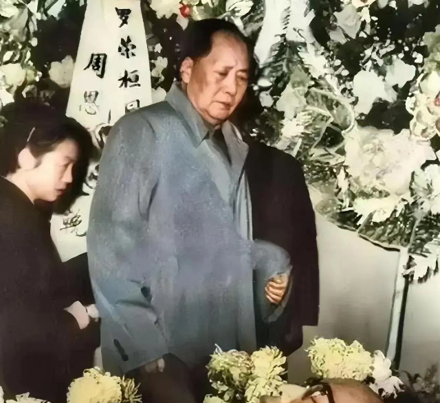 1963年12月17日，正在审阅文件的伟大领袖，被窗外的微风惊扰，心中突然生出一