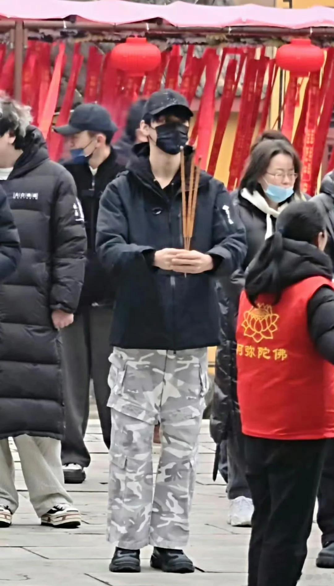 偶遇龚俊寺庙祈福偶遇龚俊寺庙祈福，一切顺利哦！