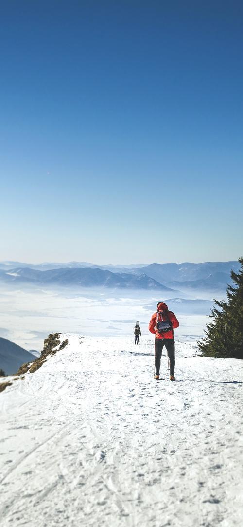 作为家长教育孩子：“事不惹我，我不惹事，事若惹我，我让三分，事如再惹，十倍奉还