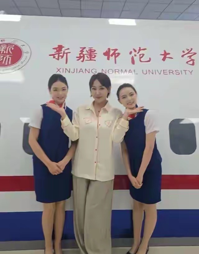 古力娜扎亲姐来北京陪她过年，姐姐从空姐转行到疆大当老师，气质真好