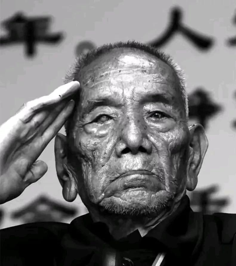 村里有个从长津湖战场上活下来的老人，这么多年来，他一直就是在村里务农，没有提任何
