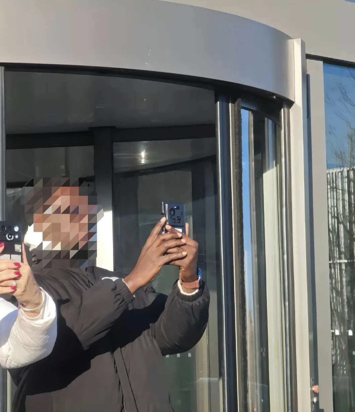 小米17Ultra水管爆了？从图上看四摄变三摄了有点东西