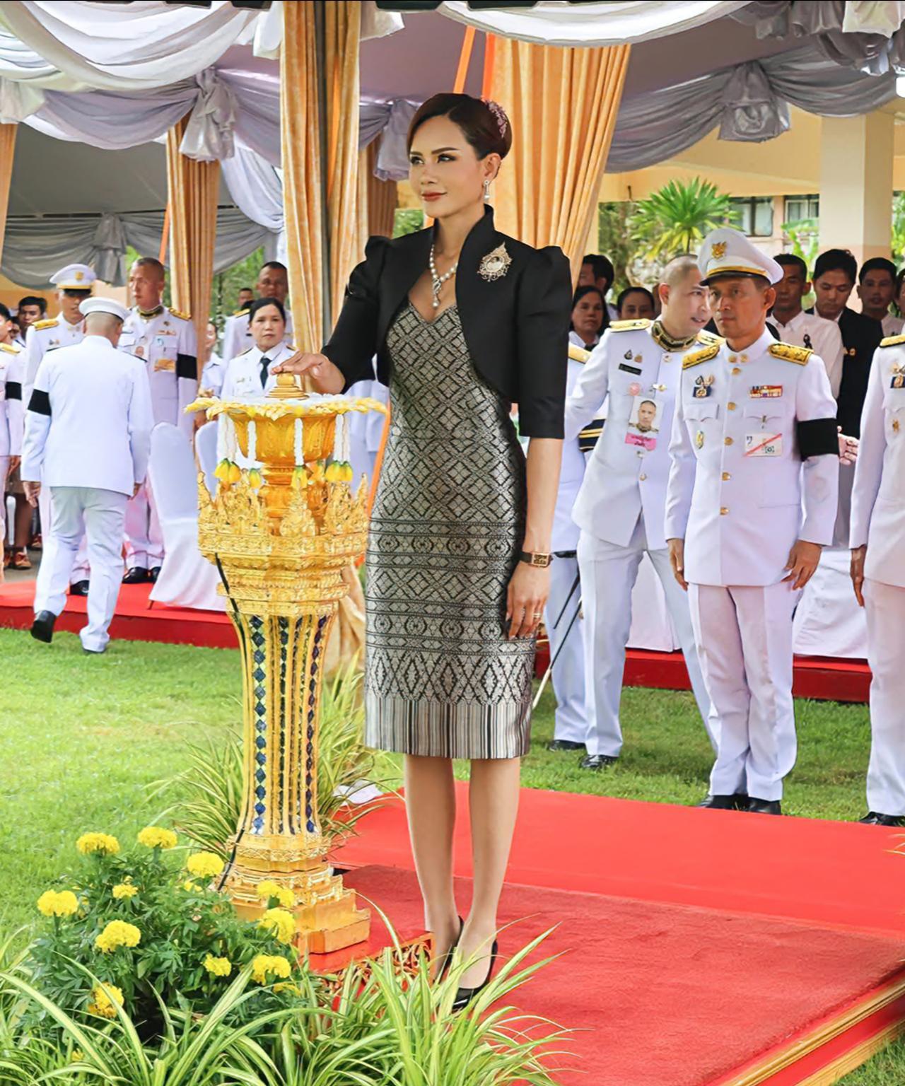 巴帕颂身材完美，九头身比例让人移不开眼国王陛下特作出重要任命：委任坤英·巴帕颂