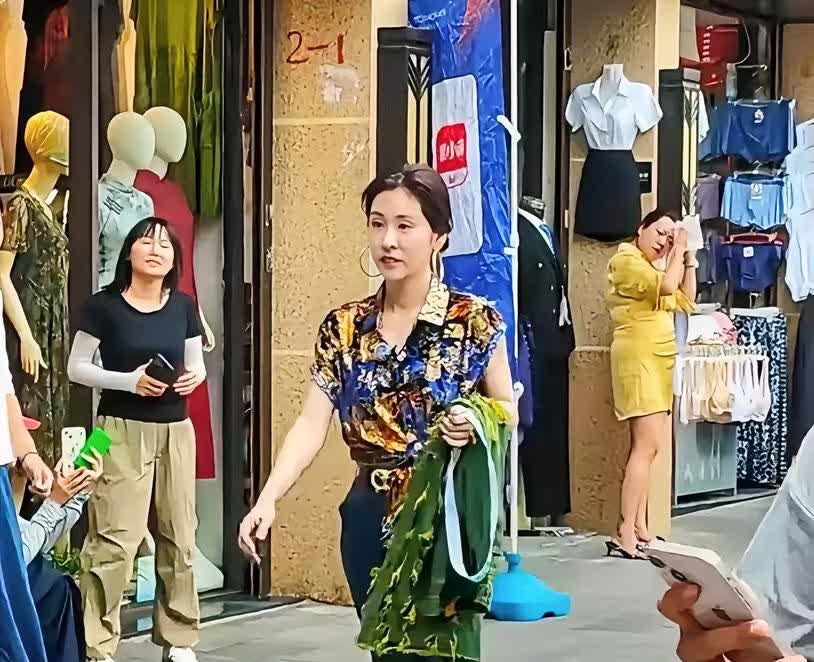路人镜头下的张碧晨，没有舞台滤镜加持，36岁的模样一览无遗——不算特别显