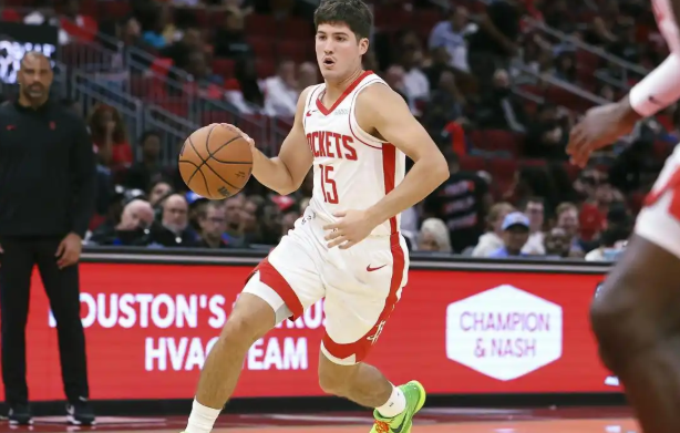 谢泼德的问题不在于进步与否，而是和球队步调不一致了，而且天赋有限火箭这么缺后卫