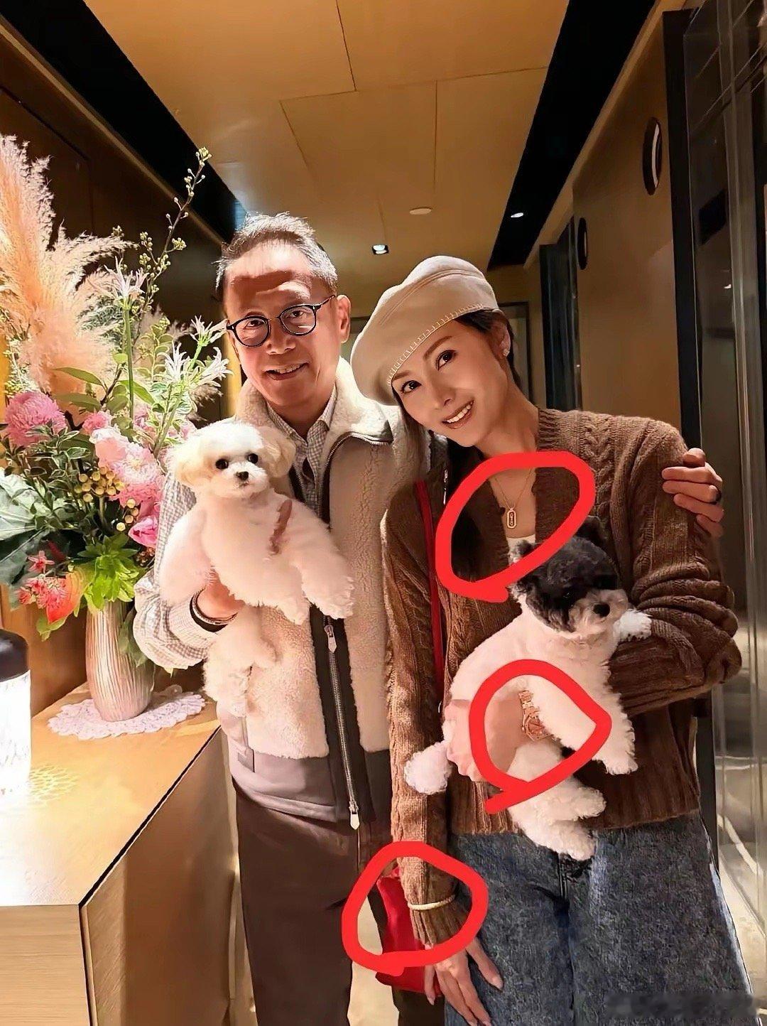 是不是全网都知道了。昨天深夜，香港，中环。李嘉欣晒出与许晋亨结婚17周年纪念照与