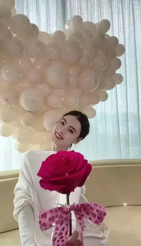 家人们，六一儿童节，张柏芝宛如一朵惊艳绽放的玫瑰，成功“杀”出圈！她以独特魅力征