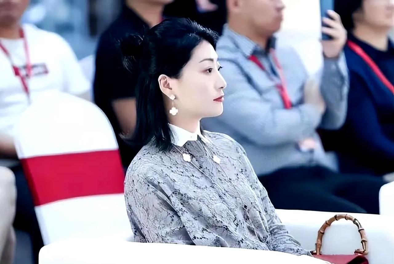 宗馥莉的叔叔也是说话自相矛盾，一会说侄女跟宗家人从来不来往，自己也没占娃哈哈的任