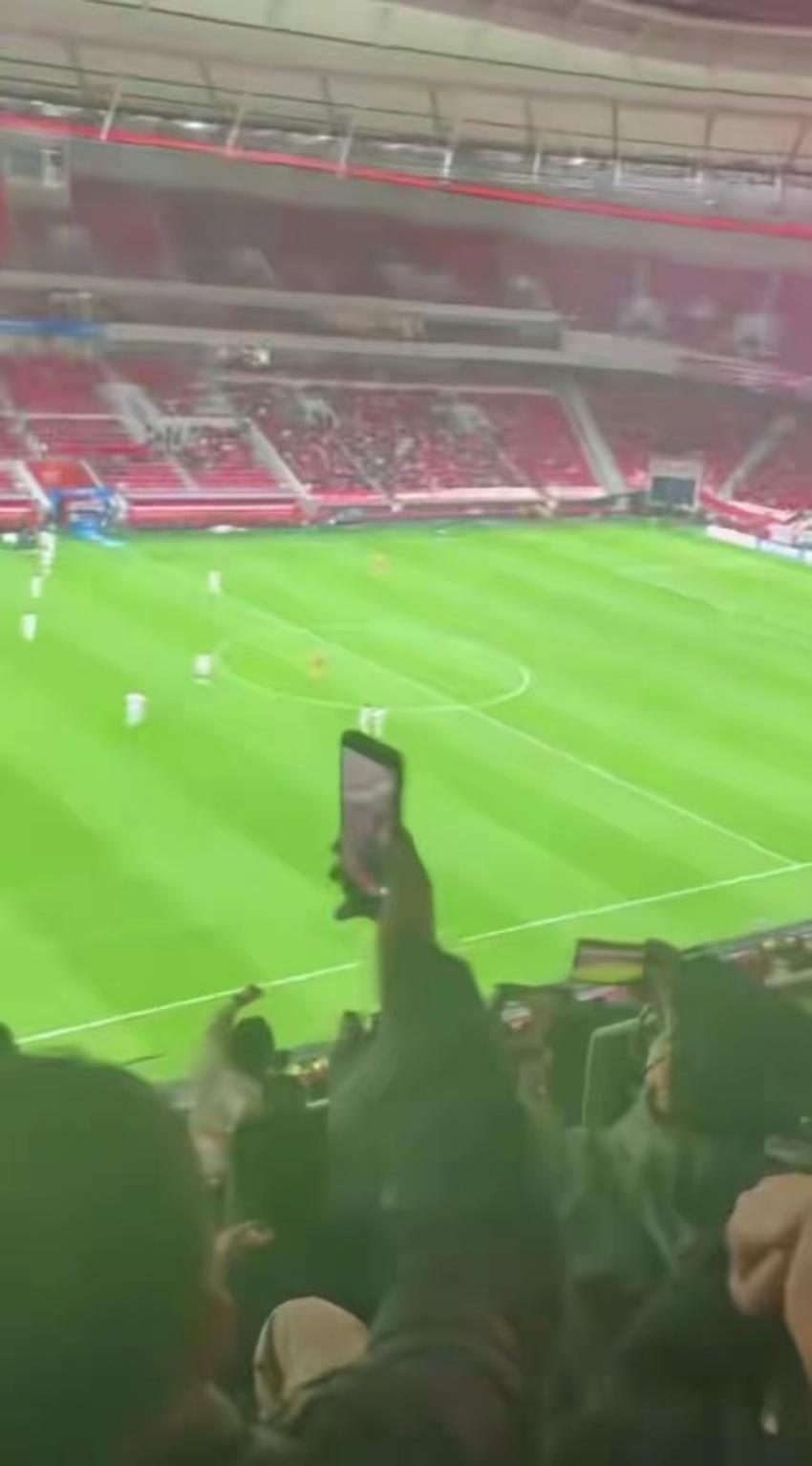 看看上海海港主场的上座情况，真的是稀稀拉拉，又得倒数第一，连泰达体育场每场上座都