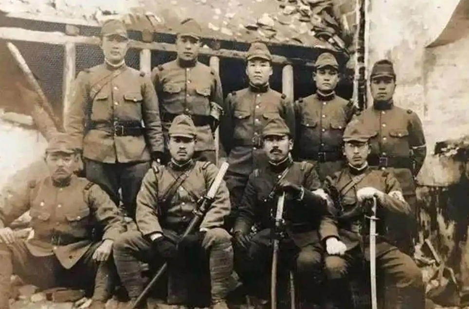 1945年，八路军神枪手瞄准日军，就当他不知道先打谁时，一名日军军官忽然对日军少