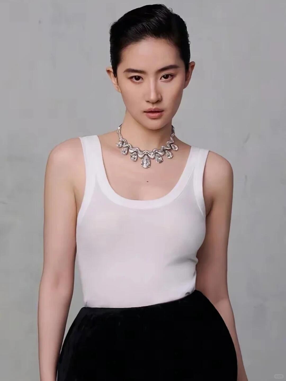 上亿项链配烟火日常，刘亦菲的松弛感封神素颜休闲落座古庙旁咖啡馆，颈间是估值3.