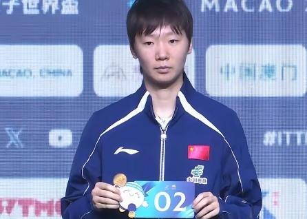 2026澳门世界杯抽签仪式现场，记者向王曼昱提问，询问她对澳门这座城市与赛场氛围