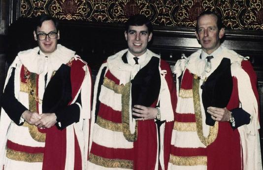 安德鲁王子被捕，66岁生日之际喜提手镯一副，查尔斯三世国王密切关注。从白金汉宫