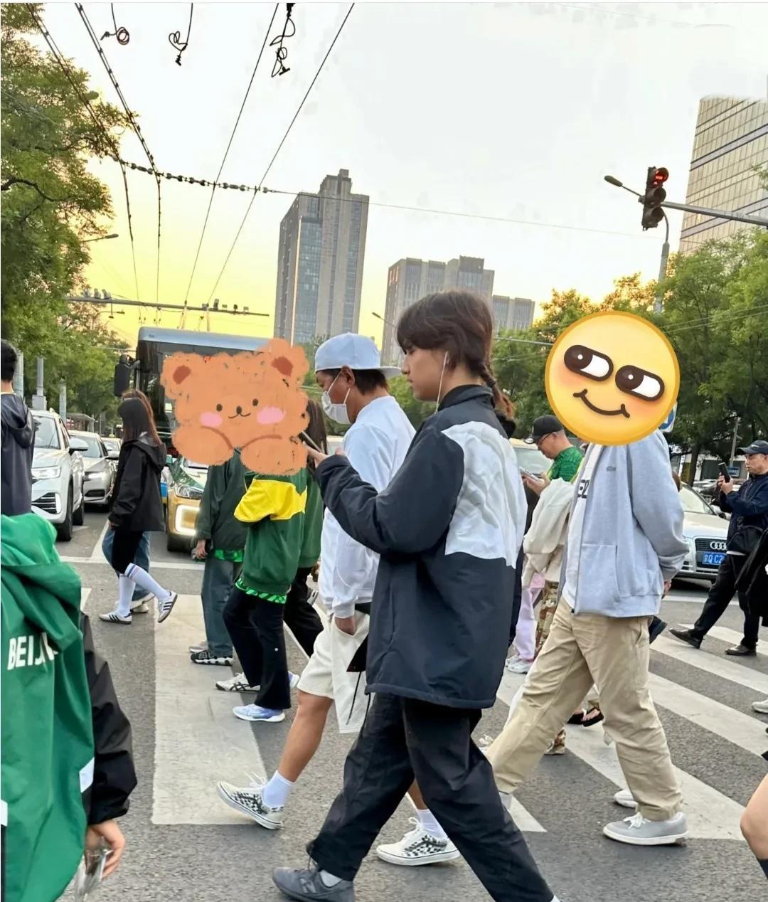 白百合大儿子越长越像爸爸了！网友偶遇元宝和爸爸去看球赛，18岁的他，个子已经比