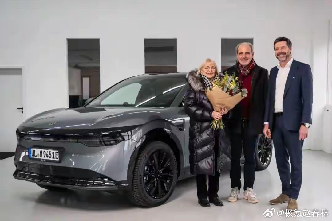 对，这是在德国，极氪已经开启了第一批车辆的交付！极氪7x极氪宁波·极氪工厂