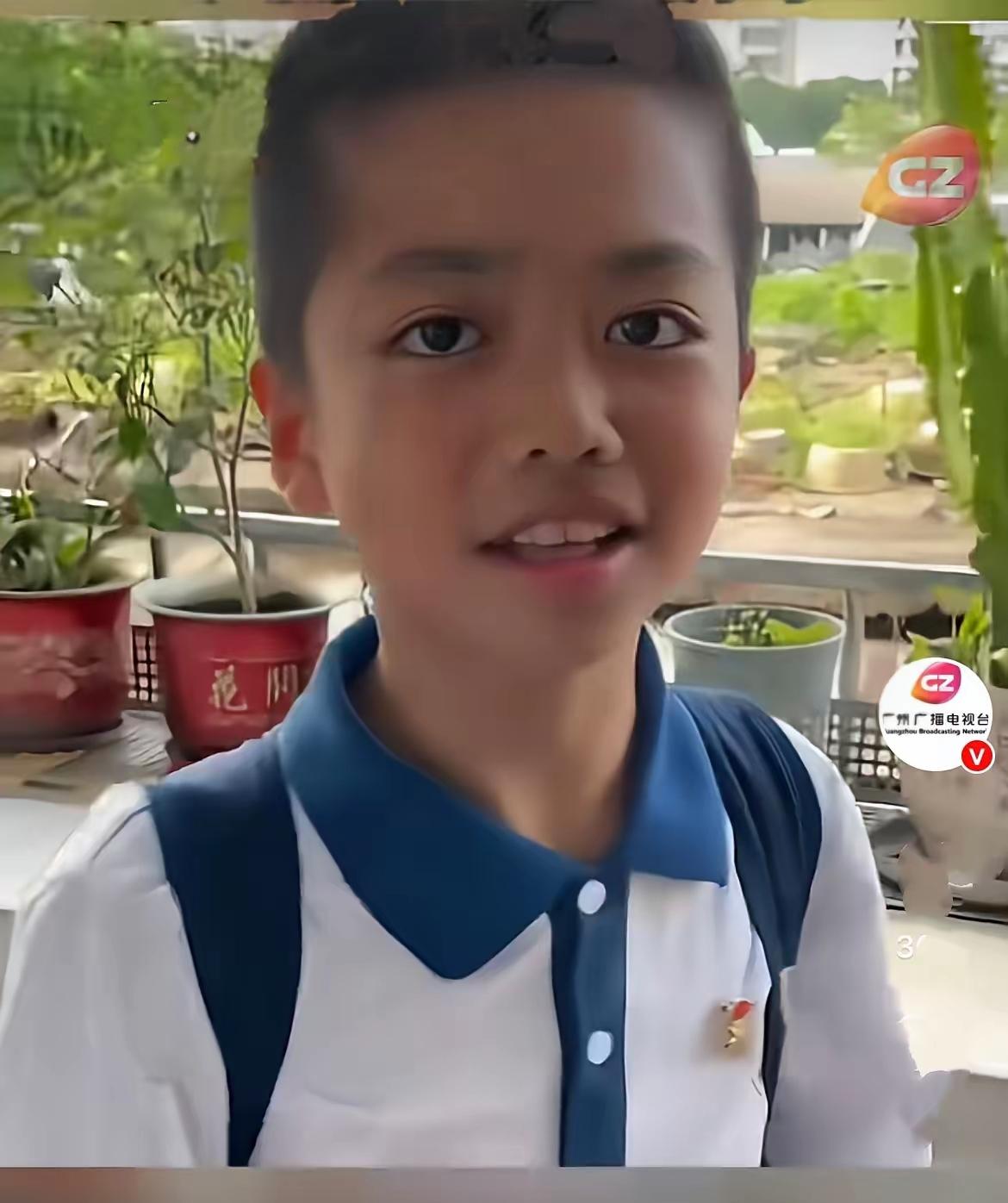 广东一小学生放学回家，推开门随口用普通话说：“我回来了好热，我要先喝口水”……