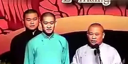 2009年，德云社去河南演出，舞台上，曹云金突然掐住岳云鹏的脖子，两人扭打起来。