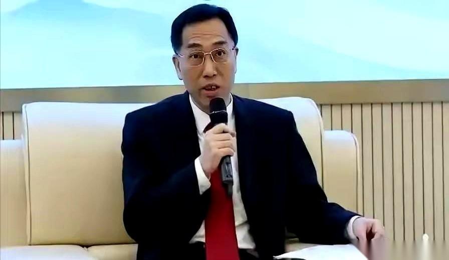 一位法学教授，陈枫，直接往教育圈扔了个炸弹。他公开呼吁，立法禁止所有外籍人员，