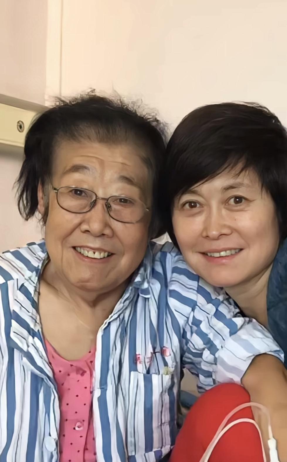 下图是敬一丹生前和母亲韩殿云的合影，很多人都说“敬一丹没有活过母亲”，实际上是信