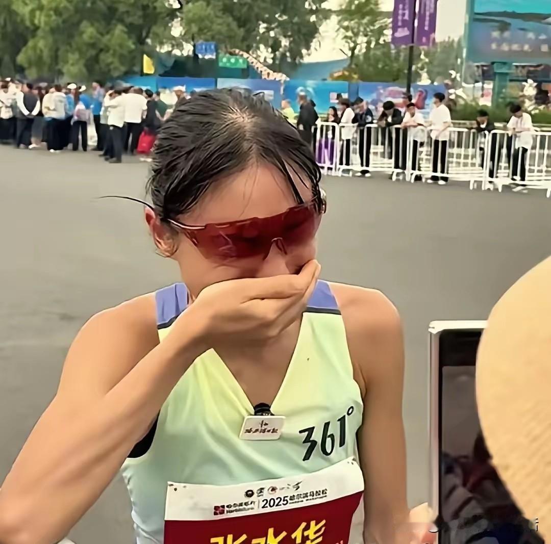 9月份曾经哭诉单位不给安排调休，跑马拉松没有时间上了热搜的那个护士张水华，最近被