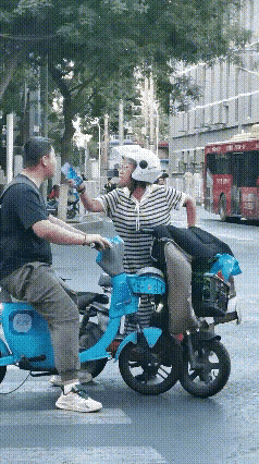 这两口子，大街上就吵上了。你看这女的，都指到人家鼻子上去了。男的还是挺有涵养，要