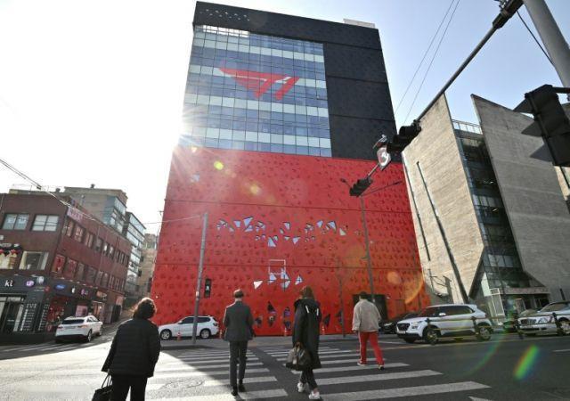 韩媒爆料！T1最近已启动通过有偿增资进行引资的工作，规模虽尚未确定，但据悉正讨论