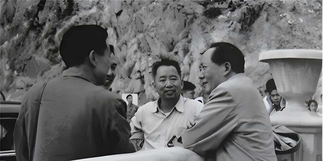 毛主席诗词里那句“不须放屁”，听着特痛快，但背后全是智慧和硬骨头。这首词叫《念奴