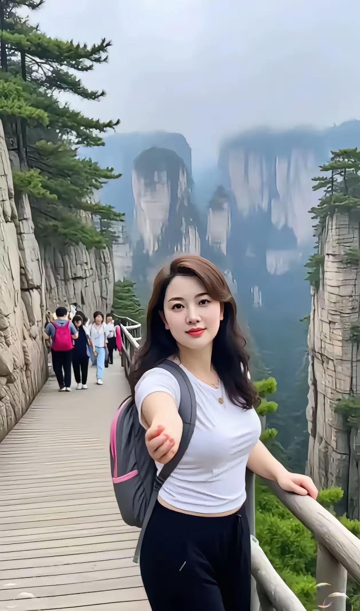 景不醉人人自醉！朋友们，见到下面图片中这样长相甜美，身材匀称，气质高雅的美女，你