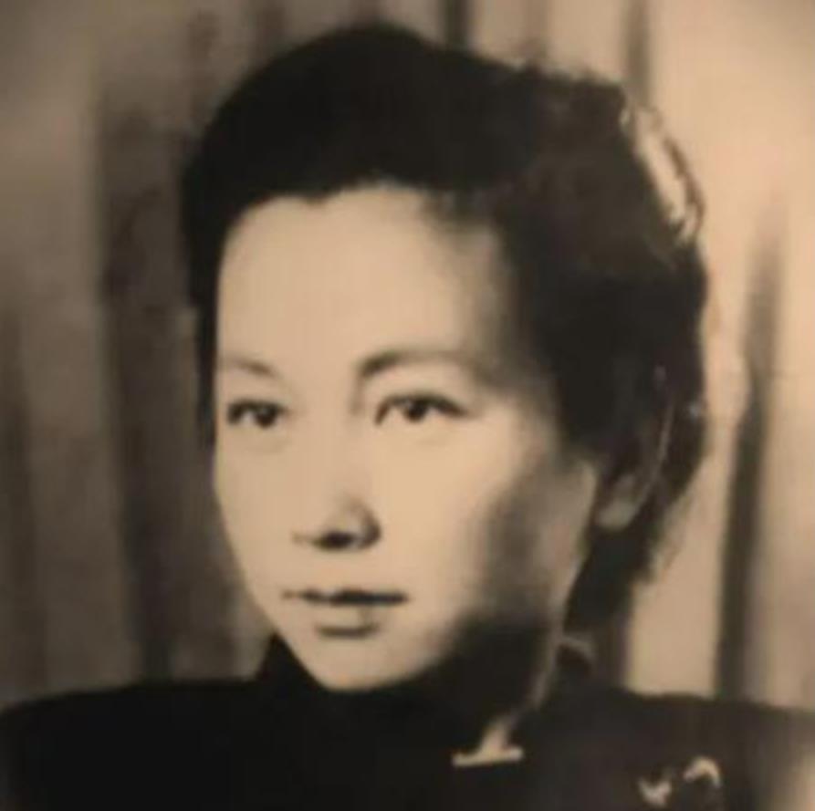 1949年8月，青树坪战役后第三天，四野司令散步归来。听说夫人干了错事，司令训斥