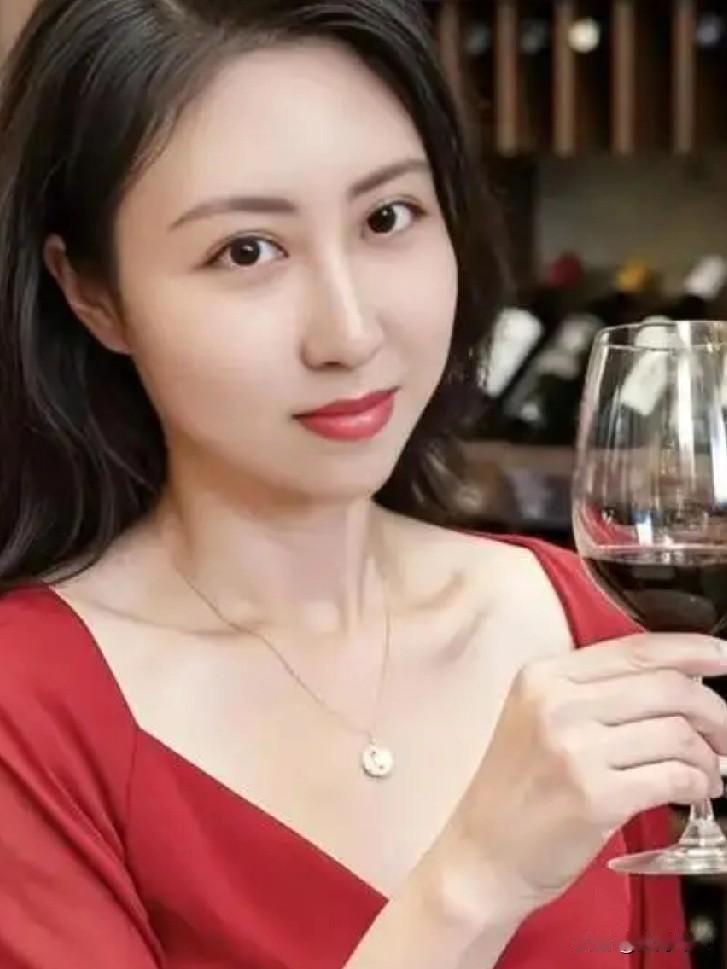 有位文学评论家如此评论贾浅浅的诗！这位评论家说贾浅浅的诗表象有点“俗”