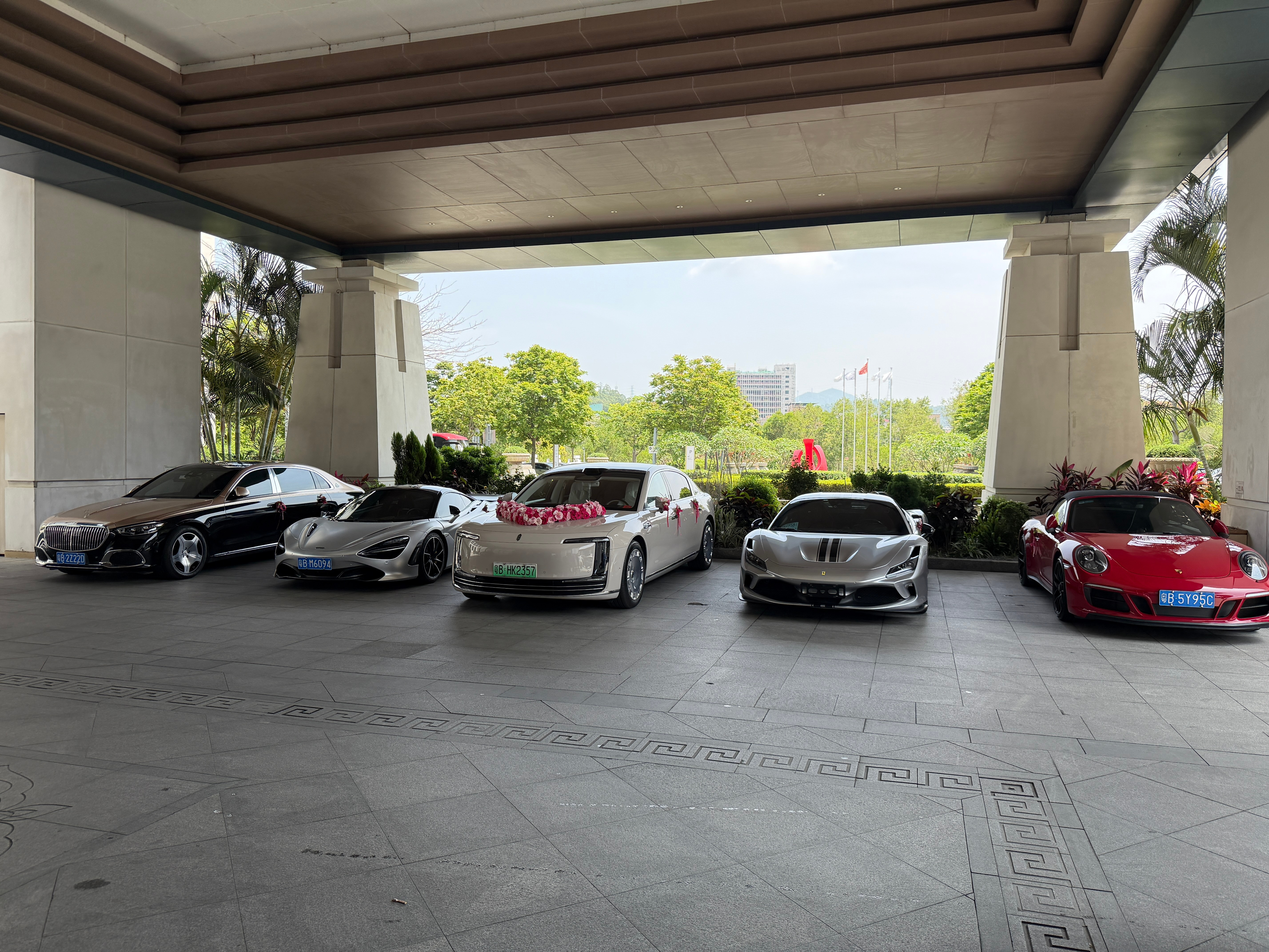 现在婚车的C位了解一下法拉利迈巴赫旁边装逼，主婚车流行尊界S800