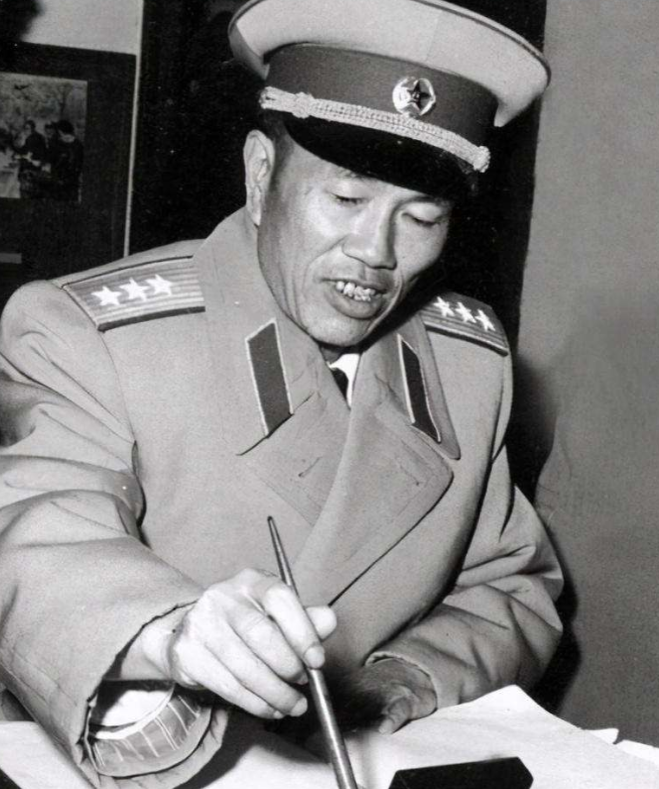 1973年，成都军区司令员秦基伟开会时，忽然看到台下一人，心里不是滋味，他从大会