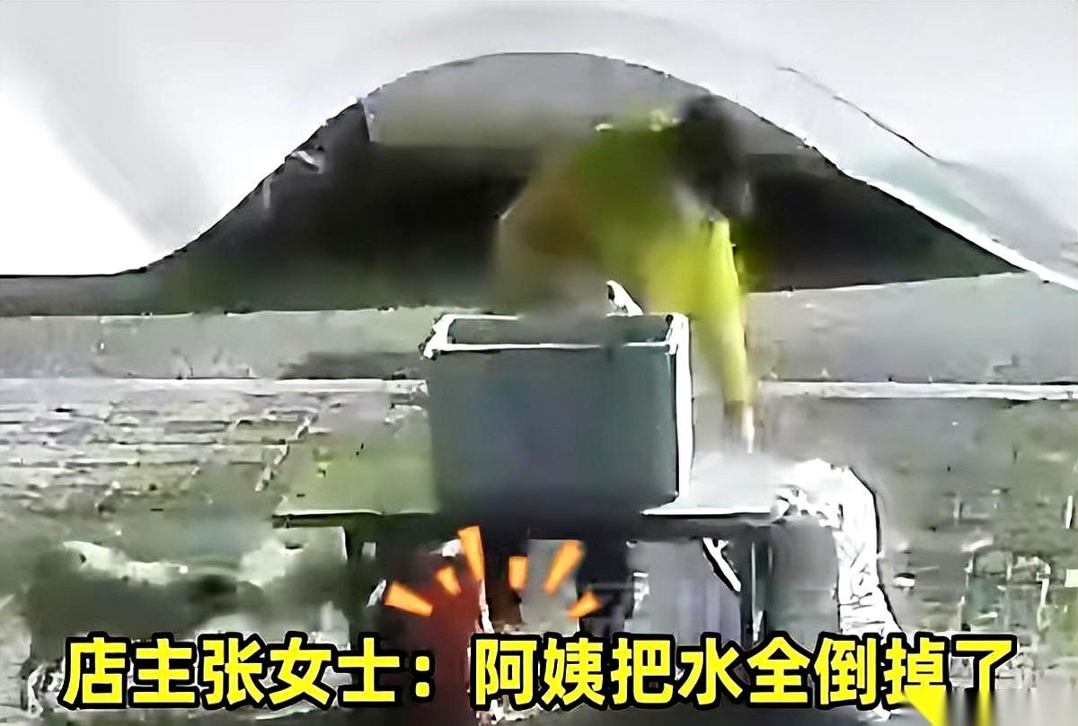 凌晨3点，街上连个鬼影都没有。一个女人站在路边，徒手连着拧开整整24瓶矿泉水，