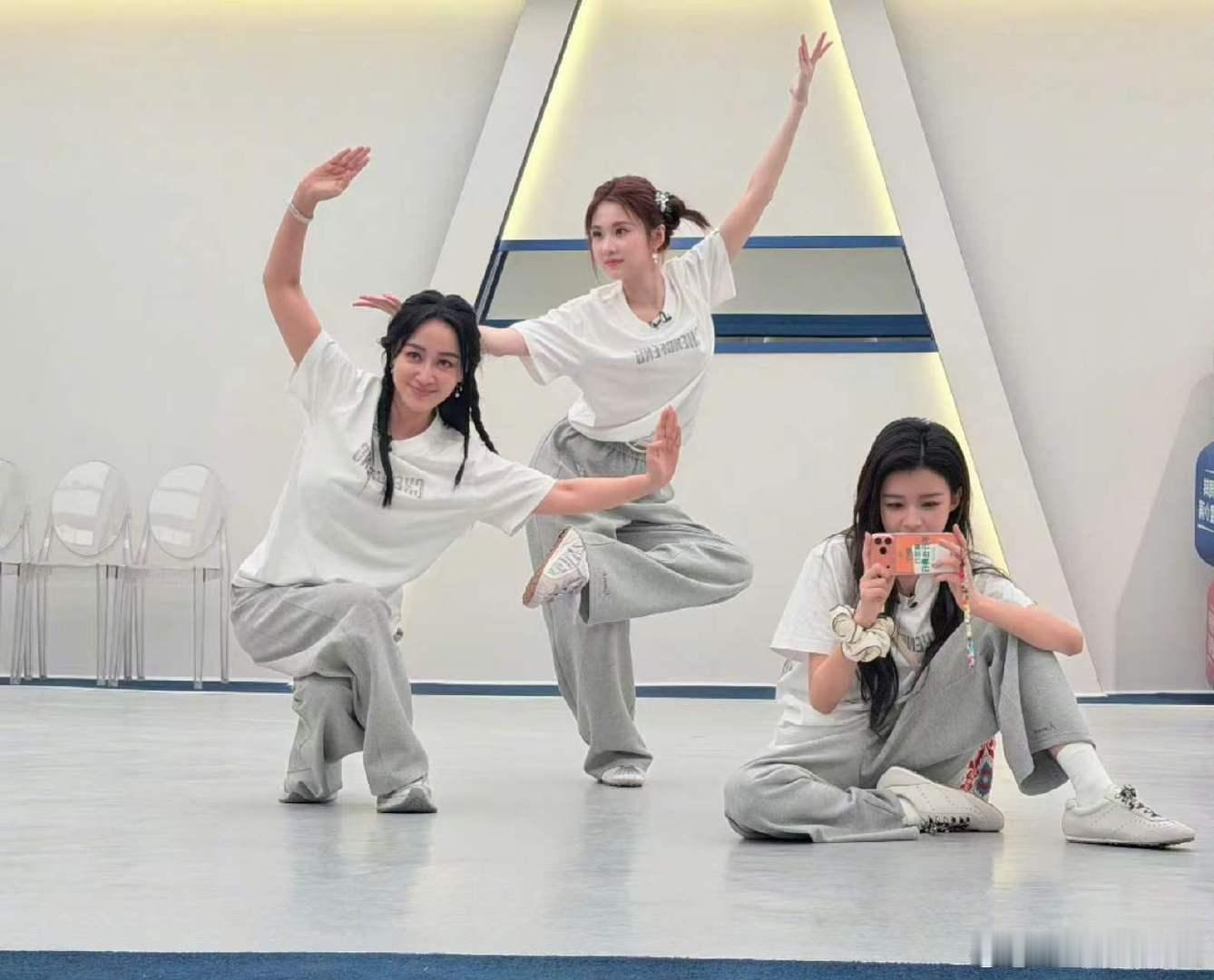 芒果别让美女干这些乘风2026全开麦不修音也太真实，每组表现又勇又好笑，姐姐们