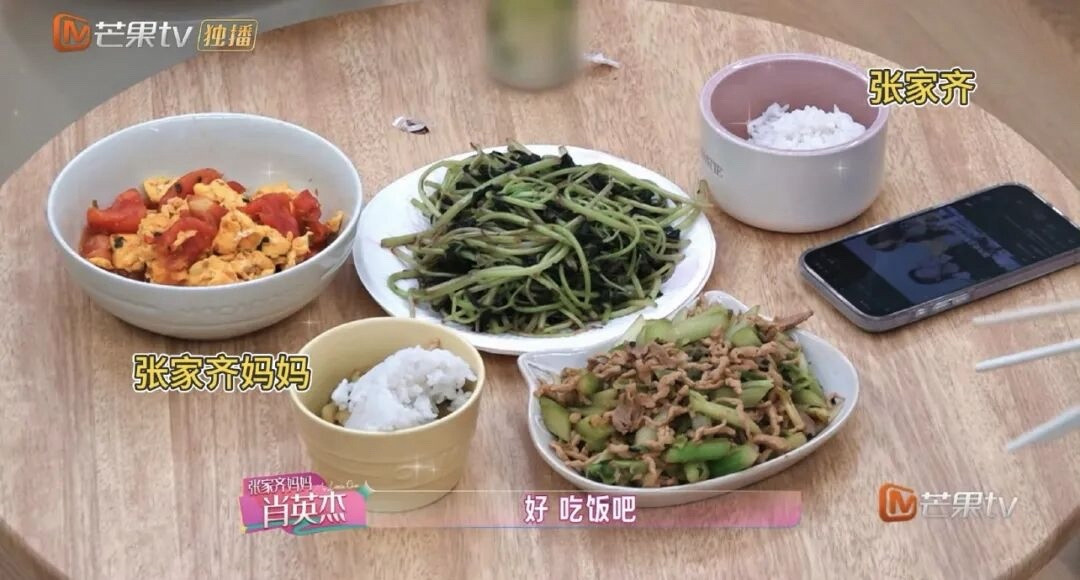 张家齐不是都退役了吗？为什么自己碗底埋肉、只给女儿吃白米饭？在队里的时候，那么拼命的控制体重，退役后