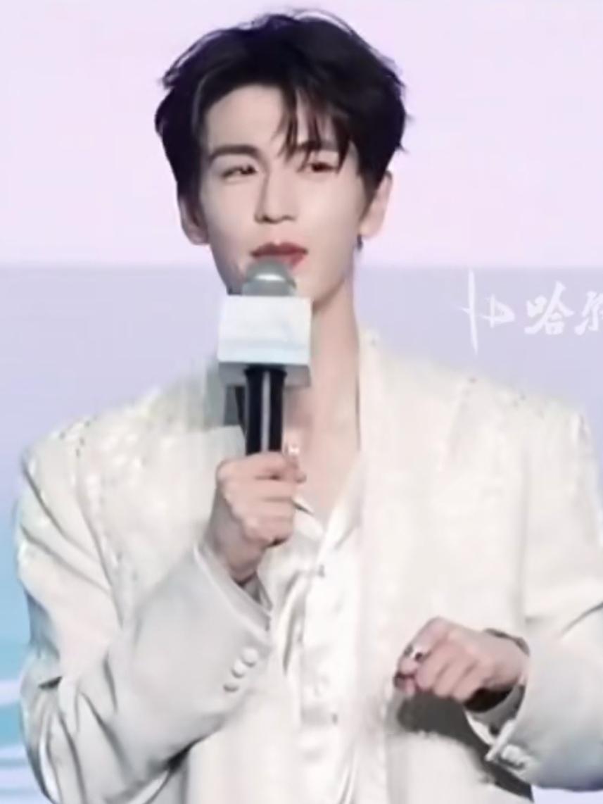 张凌赫：网评反转，争议的背后印证了一句话《逐玉》开播时，张凌赫的评价清一色好